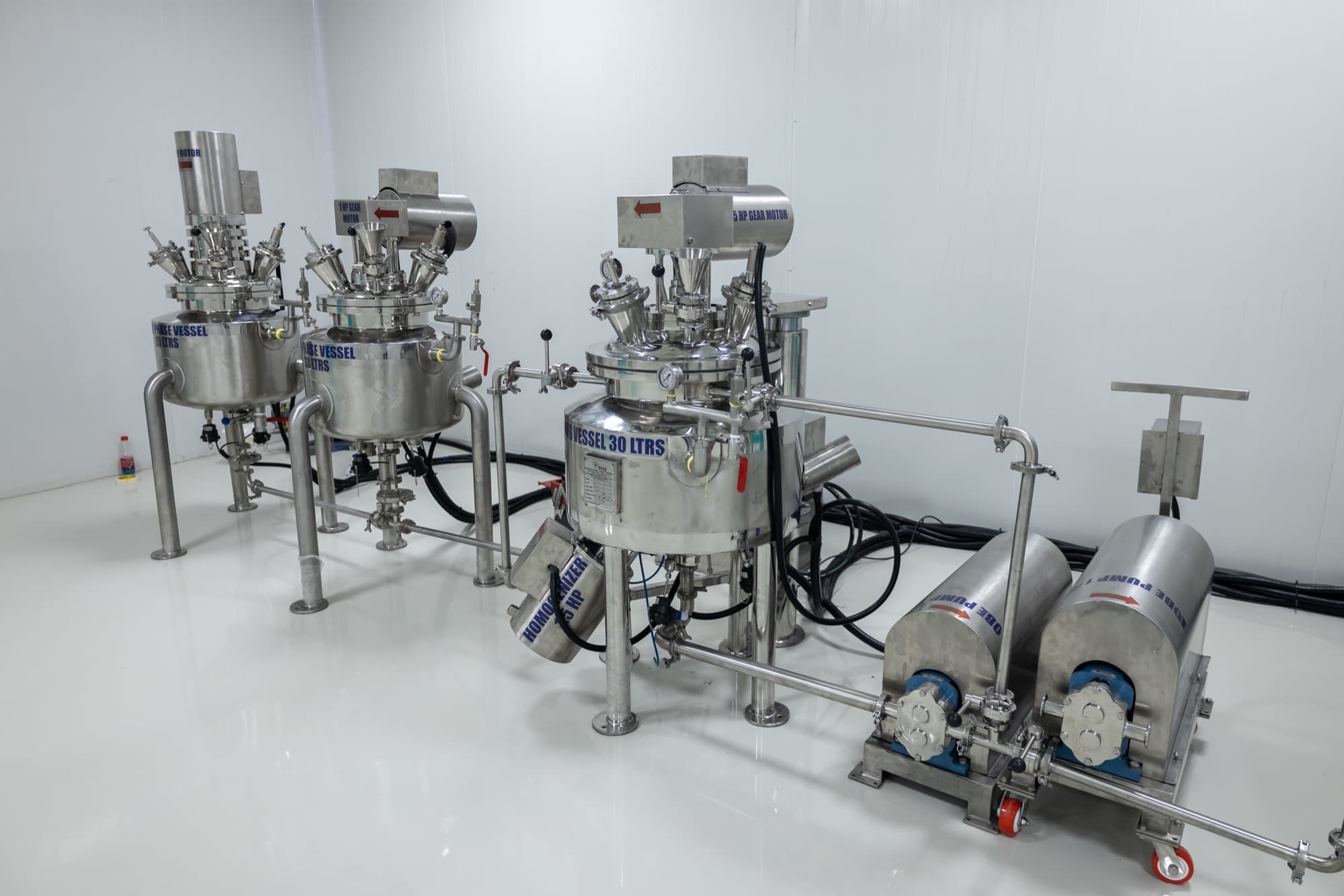Manufacturing vessels with transfer pumps