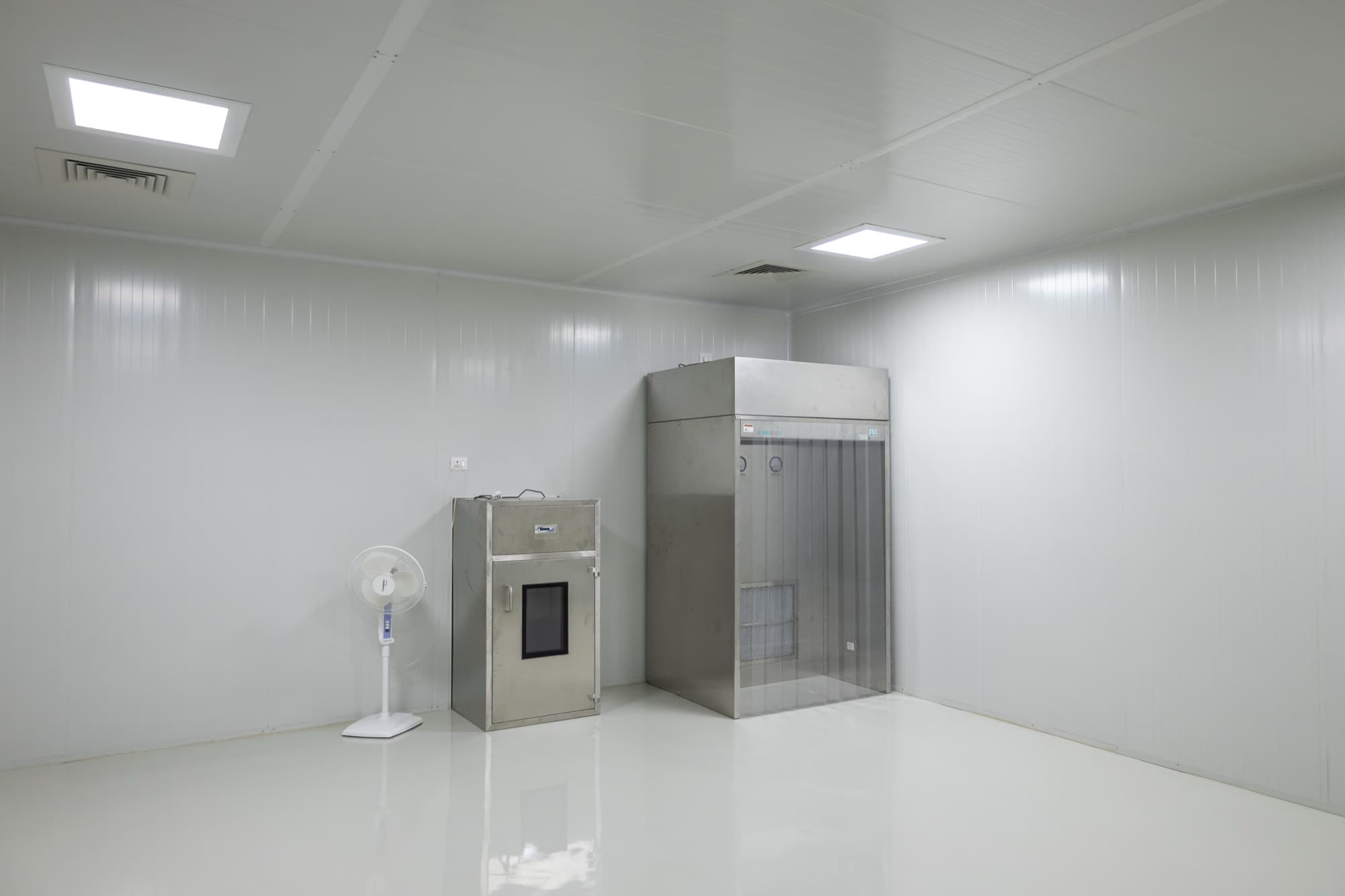 Clean room with dispensing booth